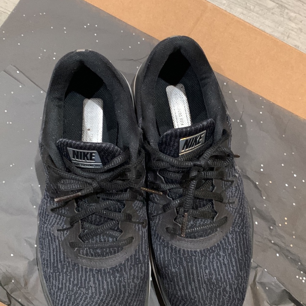 Nike black running shoes - Picture 3 of 4